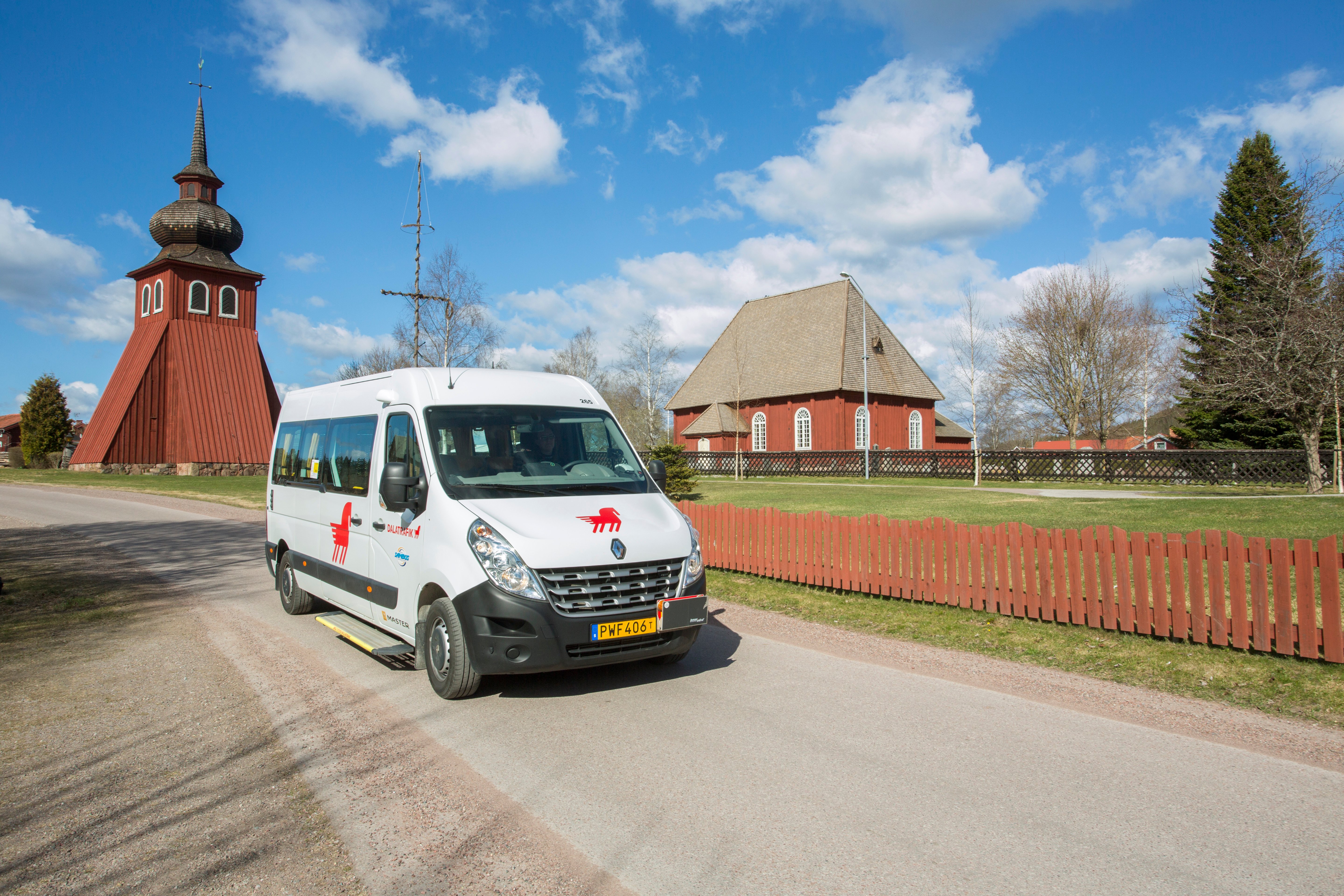 Taxibil vid kyrka